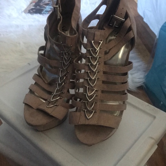 Tan color heels - Picture 1 of 4